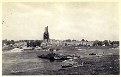 18000 Gezicht op Rhenen, vanaf de overzijde van de Rijn, met de Cuneratoren tijdens de wederopbouw en op de voorgrond ...